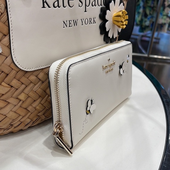 Kate Spade honey bee large continental wallet
PARCHMENT MULTI - Picture 3 of 16